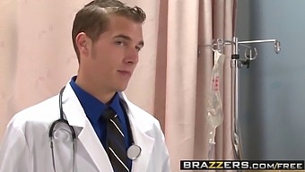 Dayna Vendetta Och Chris Johnson Spelar Huvudrollerna I Brazzers' The Coma Bone-Scen Med Läkareventyr