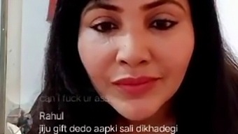 भारतीय हंक राजास वर्मा अपने डेरिएर और स्तनों को दिखाते हुए।