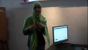Jamila, Seorang Wanita Maghribi, Meneroka Keintiman Lesbian Dengan Rakan Belanda Dalam Suasana Awam, Dengan Sarikata Arab Termasuk