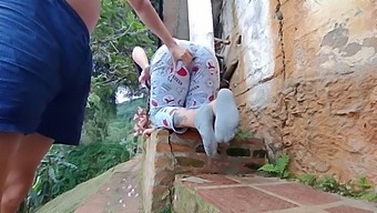 Nadržaný Komorník Chytený Pred Kamerou So Sexi Milf Sesternicou