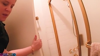 Blond Styvmammas Badrumsmöte Med Styvson I Hög Upplösning