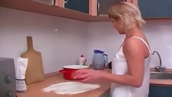 Русская Милфа Балуется Страстной Встречей С Молодым Мужчиной.