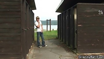 Gammal Man Har Sex Med En Mogen Kvinna På En Offentlig Toalett