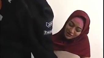 Arabská Zrelá Milf S Chlpatým Kríkom Je Tvrdo Vymrdaná