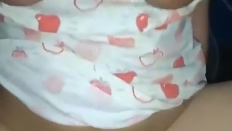 En Filippinsk Milf Njuter Av Sig Själv I Video