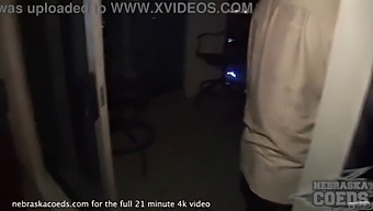 Joven Y Sexy Chica Talla Una Calabaza De Halloween Y Luego Se Involucra En Actividad Sexual Con Ella