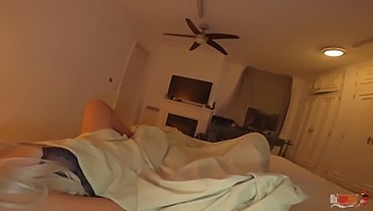 Het Styvmamma Delar Säng Och Ber Om Analsex. Kommer Två Gånger I Hennes Trånga Rumpa