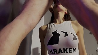 Brunett Babe Fångas Av Sin Styvbror Och Deepthroats Honom
