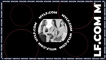 Потрясающая Зрелая Красотка В Соблазнительном Белье Соблазнает И Удовлетворяет Своего Пасынка На Веб-Камеру.