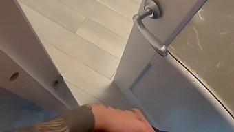 Dovednosti Ruční Práce A Jazyk Potetované Ženy V Hd Kvalitě.