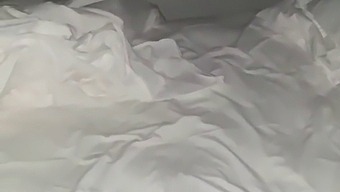 Clea Gaultier Si Sveglia Per Una Scappatella Notturna