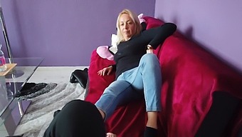 ブロンドの美女が足フェチへの最初の探求