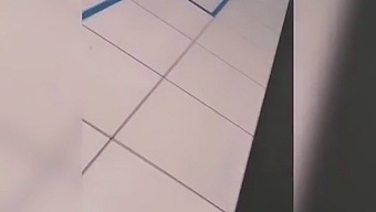 Hun Lengtet Etter En Fremmed Manns Penis Og Fant Den På Herretoalettet I Supermarkedet!