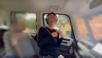 Amatörtjej Upptäcker Utomhusonani Och Hänger Med För En Bukkake-Finish