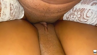 Amatör Trekant Med Två Fantastiska Brudar I Hög Upplösning