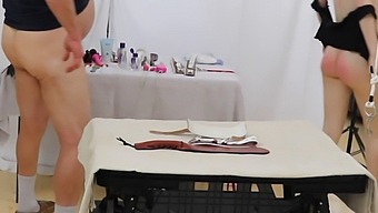 Dsc10-3: 구속된 두 명의 아름다운 여성이 오랄 쾌감을 즐기고 얼굴에 정액을 받습니다