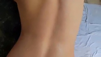 ベッドで才能ある2人の男性が、2人のティーンにバスタブでの忘れられないアナルファック体験を与える!